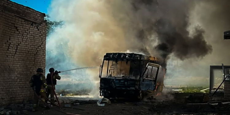 На Миколаївщині вогнеборці ліквідували пожежі, які виникали внаслідок російських дронових атак (ФОТО)