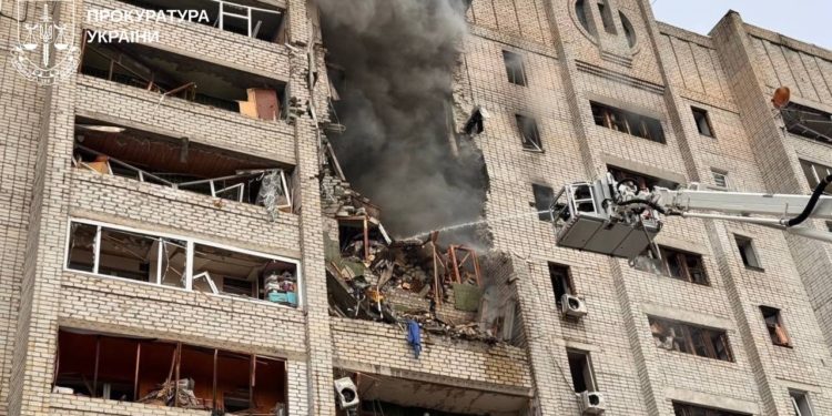 У Харкові 2 загиблих, 16 поранених – ракети поцілили у 9-поверхівку (ФОТО, ВІДЕО)