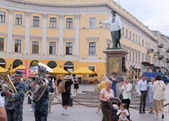 В Одесі Дюка вперше з початку війни вдягли у вишиванку (ФОТО, ВІДЕО)