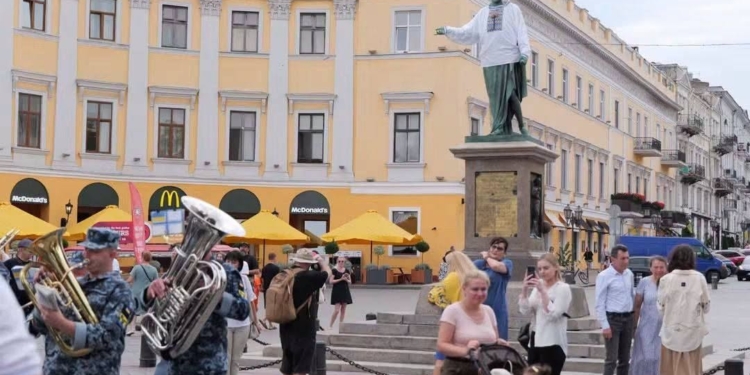 В Одесі Дюка вперше з початку війни вдягли у вишиванку (ФОТО, ВІДЕО)