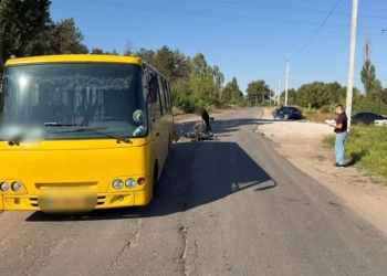 На Миколаївщині у потрійній ДТП із пасажирським автобусом травмовано двох підлітків-водіїв мотоциклів (ФОТО)