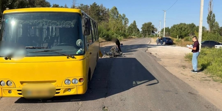 На Миколаївщині у потрійній ДТП із пасажирським автобусом травмовано двох підлітків-водіїв мотоциклів (ФОТО)