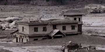 На кордоні Непалу і Китаю селеві потоки після землетрусу призвели до катастрофи – близько 400 туристів зникли безвісти, багато загиблих (ФОТО, ВІДЕО)