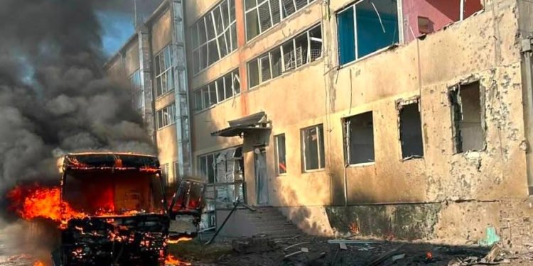 Внаслідок ранкової атаки на Миколаїв пошкоджено освітній заклад та шкільний автобус