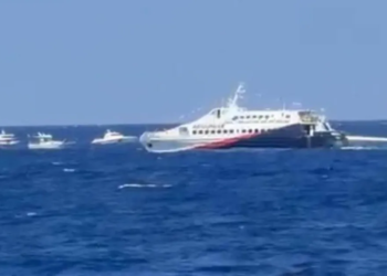 Пасажирський катамаран із сотнями людей перекинувся в морі: є загиблі та постраждалі (ВIДЕО)
