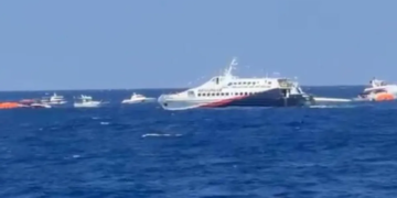Пасажирський катамаран із сотнями людей перекинувся в морі: є загиблі та постраждалі (ВIДЕО)