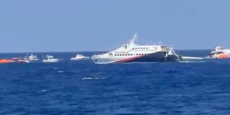 Пасажирський катамаран із сотнями людей перекинувся в морі: є загиблі та постраждалі (ВIДЕО)