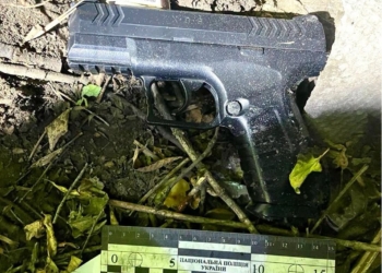 На Миколаївщині підліток вистрілив із пневматики в обличчя 15-річній дівчині, йому загрожує до 8 років в’язниці