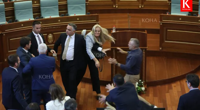 У Косові депутатка жбурнула яйця в прем’єр-міністра під час засідання парламенту (ВIДЕО)