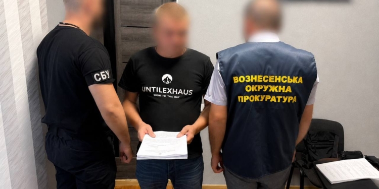 На Миколаївщині чиновника міськради викрили на хабарництві за вплив на ТЦК
