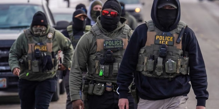 У США міграційна поліція ICE закуповує тисячі рукавичок-електрошокерів – як у в’язницях (ФОТО)