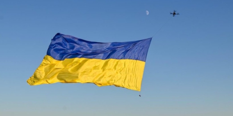 Величезний Державний прапор замайорів над Чорним морем (ФОТО, ВІДЕО)