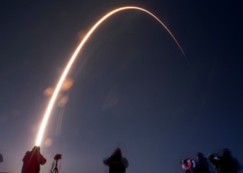 Уламок SpaceX врізався в Місяць. Людство активно бомбардує свій супутник і навіть заселяє його мікроорганізмами