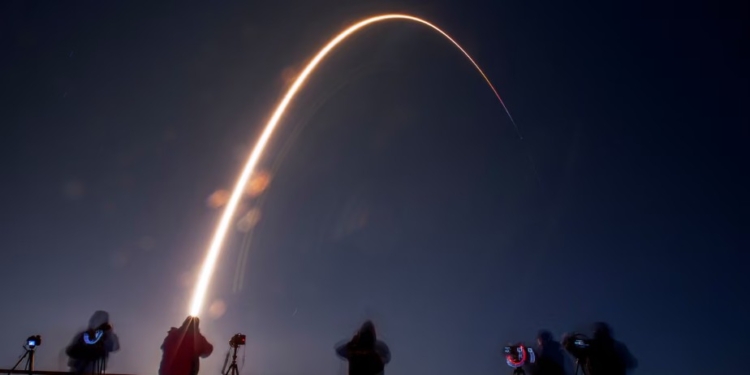 Уламок SpaceX врізався в Місяць. Людство активно бомбардує свій супутник і навіть заселяє його мікроорганізмами