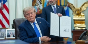 Ніякого громадянства за місцем народження – Трамп знову перекрив “пологовий туризм” у США