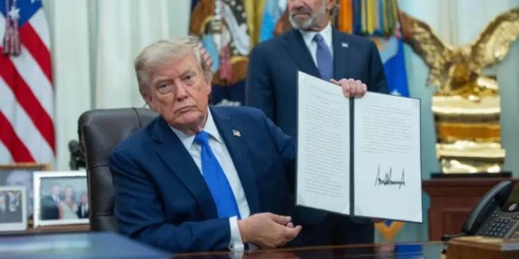 Ніякого громадянства за місцем народження – Трамп знову перекрив “пологовий туризм” у США