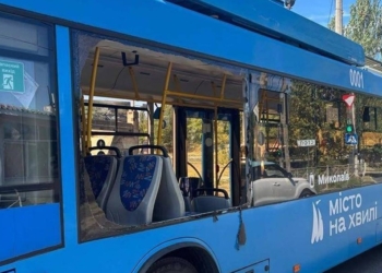 У Миколаєві внаслідок ворожої атаки пошкоджено 2 багатоповерхівки, 8 вантажівок та 2 тролейбуси