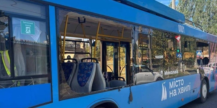 У Миколаєві внаслідок ворожої атаки пошкоджено 2 багатоповерхівки, 8 вантажівок та 2 тролейбуси