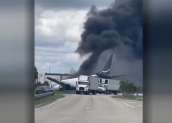 У США транспортний літак врізався в авто на парковці – 5 загиблих (ВІДЕО)