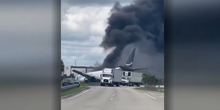 У США транспортний літак врізався в авто на парковці – 5 загиблих (ВІДЕО)