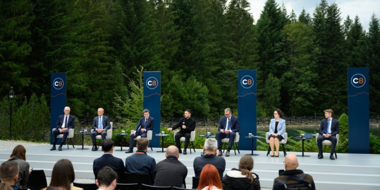 Карпати – місце сили, економічне зростання тут може бути вдвічі швидшим, ніж у середньому по ЄС, – Зеленський (ВІДЕО)