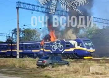 Росіяни вдарили по поїзду Дніпро-Запоріжжя, немає контакту з однією з провідниць (ВІДЕО)