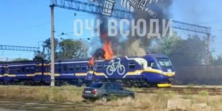 Росіяни вдарили по поїзду Дніпро-Запоріжжя, немає контакту з однією з провідниць (ВІДЕО)