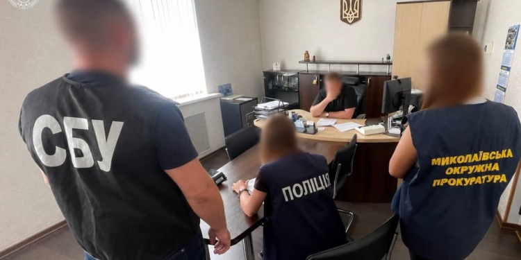 У Миколаєві директор станції переливання крові продав 661 літр свіжозамороженої плазми із збитком у 2,2 млн.грн.