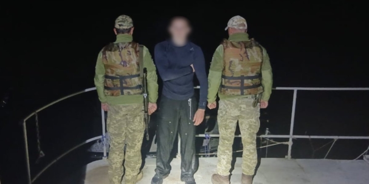 Житель Миколаївщини, екіпірувавшись акваскутером, вирішив переплисти Дністер – його затримали прикордонники (ВІДЕО)