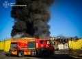 Миколаївські рятувальники показали, як гасили пожежі після ворожих обстрілів (ВІДЕО)