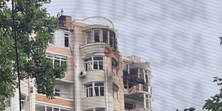 Росіяни весь ранок закидували Одесу КАБами і атакували дронами, багато влучань у житлові будинки (ВІДЕО)