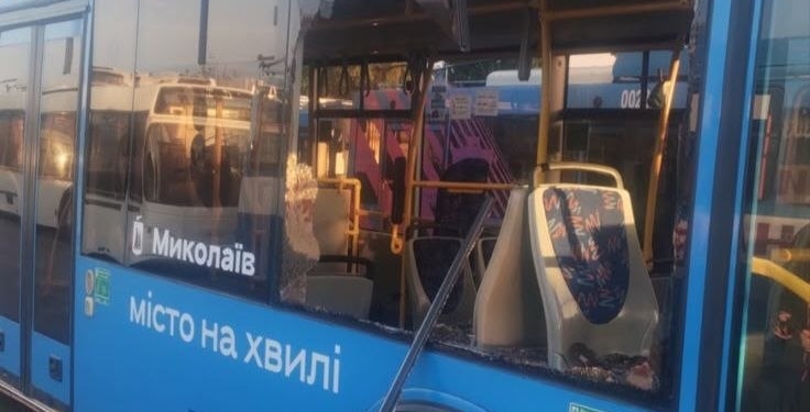 Вчора у Миколаєві росіяни поцілили не тільки по об’єкту енергетики, а й по тролейбусу. Як сьогодні в місті курсує електротранспорт (ФОТО)