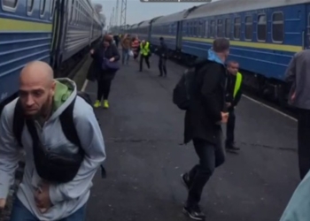 Росіяни вдарили по пасажирському поїзду біля польського кордону (ВІДЕО)