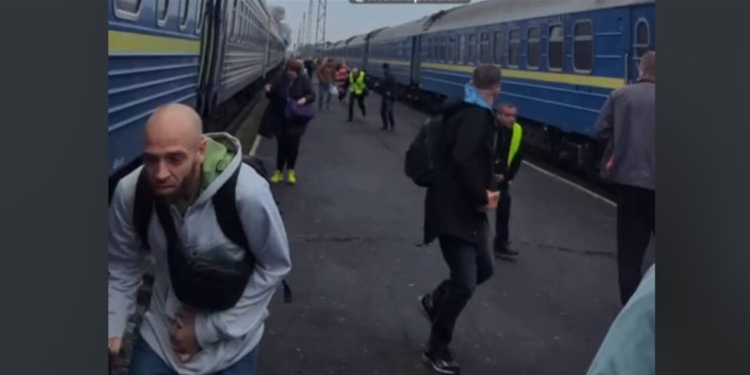 Росіяни вдарили по пасажирському поїзду біля польського кордону (ВІДЕО)