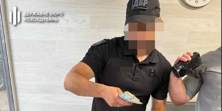ДБР затримало працівника СБУ, який конвертував своє службове становище – продавав інформацію