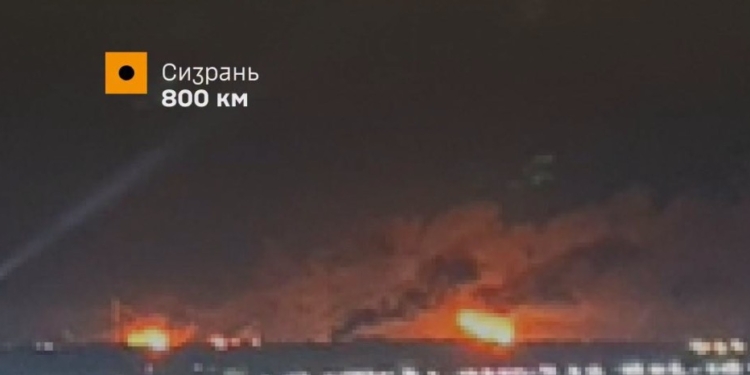 У Генштабі підтвердили ураження Сизранського НПЗ й авіазаводу у Таганрозі