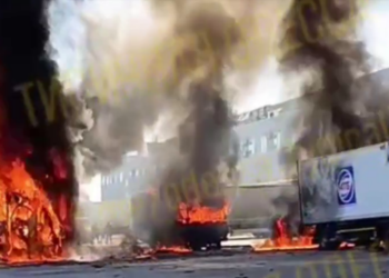 Під Одесою після атаки рашистів горять склади “АТБ” (ВІДЕО)
