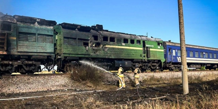 Рятувальники Миколаївщини показали ліквідацію наслідків дронового удару рашистів по поїзду (ФОТО)