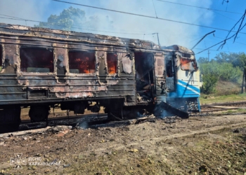 Одна людина загинула, ще 6 постраждали внаслідок атаки росіян на електропоїзд на Харківщині (ФОТО)
