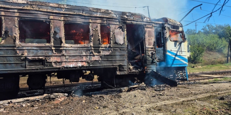 Одна людина загинула, ще 6 постраждали внаслідок атаки росіян на електропоїзд на Харківщині (ФОТО)