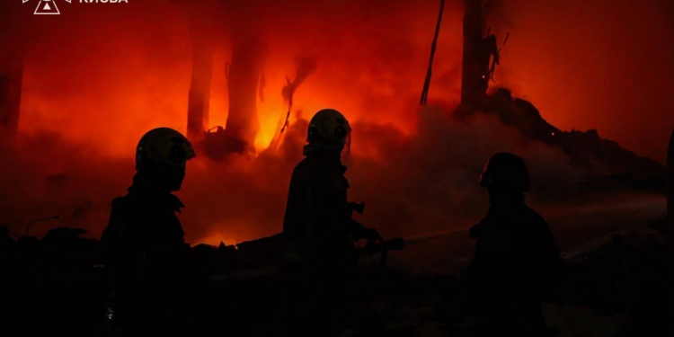 У Києві внаслідок нічної атаки 2 загиблих, пошкоджені пологовий будинок і медцентр (ФОТО, ВІДЕО)
