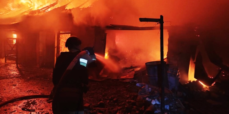 Рятувальники Миколаївщини ліквідували пожежі, які спалахнули після російських атак (ФОТО)