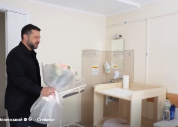 Зеленський приїхав у пологовий будинок (ВІДЕО)