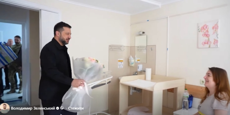 Зеленський приїхав у пологовий будинок (ВІДЕО)