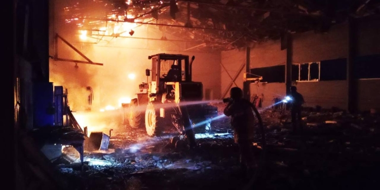 На Миколаївщині гасили пожежу після дронової атаки