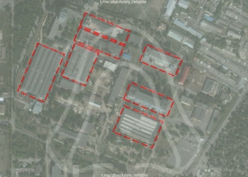 Супутникові знімки OSINT-аналітиків кажуть про ураження, як мінімум, 5 цехів Азовського оптико-механічного заводу (ФОТО)