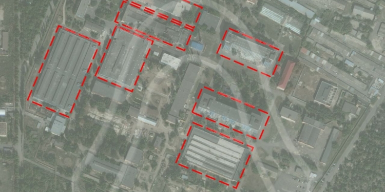 Супутникові знімки OSINT-аналітиків кажуть про ураження, як мінімум, 5 цехів Азовського оптико-механічного заводу (ФОТО)