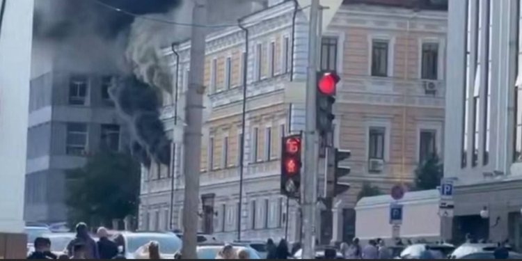 Ворог атакував Академію наук у Києві – горить історичний центр столиці (ВІДЕО)