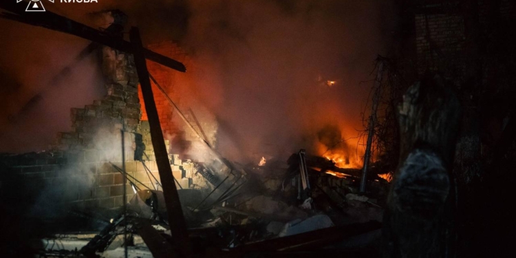 Всю ніч і ранок Київ та область під ракетно-дроновими атаками, є загиблі та поранені (ВІДЕО)