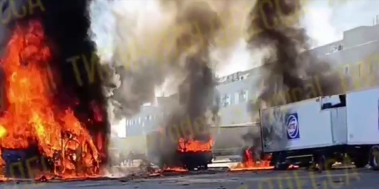 Під Одесою після атаки рашистів горять склади “АТБ” (ВІДЕО)
